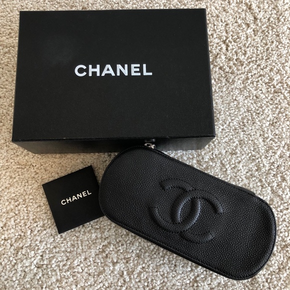 CHANEL LEATHER CASE - Picture 1 of 9